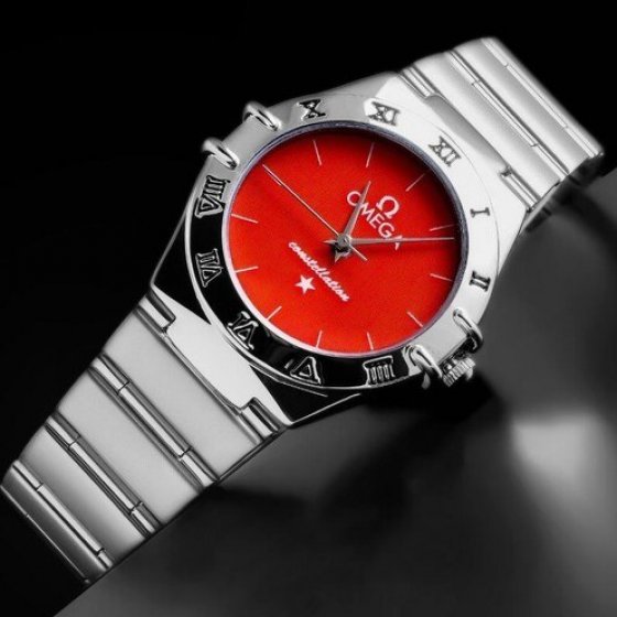 ساعت مچی زنانه امگا صفحه گرد قرمز  بنده استیل نقره ایی+باطری اضافی  کد 4050