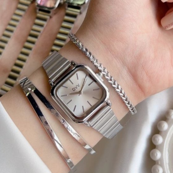 ساعت مچی زنانه نایدو  naidu بند استیل ساعت زیبای دخترونه کرکره ایی نقره ای  صفحه مربع نقره ای صفحه سفید+باطری اضافی کد 2291