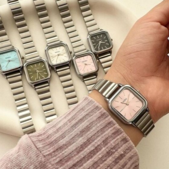 ساعت مچی زنانه (نایدو ) بند استیل ساعت زیبای دخترونه کرکره ایی نقره ای صفحه مربع نقره ای صفحه صورتی+باطری اضافی کد 2297