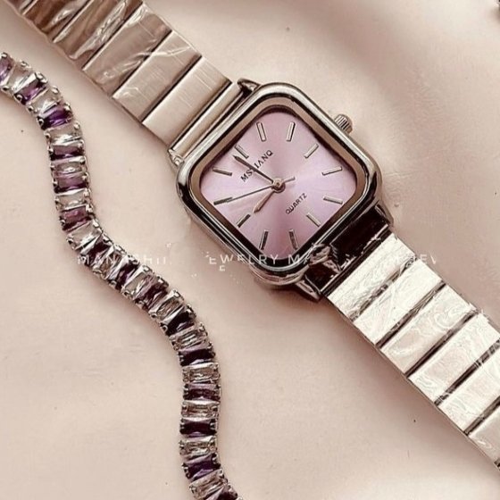 ساعت مچی زنانه نایدو  رنگ ثابت مکعبی شرکتی بند کرکره ایی استیل نقره ایی صورتی+باطری اضافی کد 2301