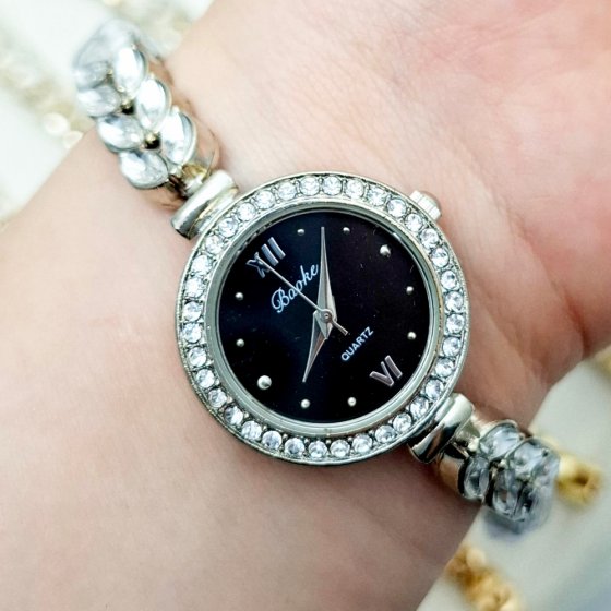 ساعت مچی زنانه نگین دار طرح رویال  کرون صفحه مشکی بند نقره ایی+باطری اضافی کد2311