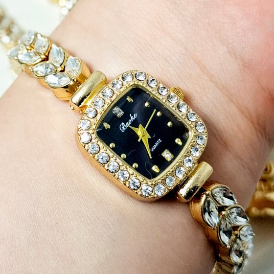 ساعت مچی زنانه نگین دار طرح رویال کرون صفحه مستطیلی مشکی بندطلایی+باطری اضافی کد 2316