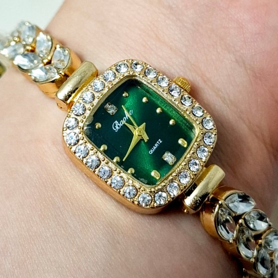 ساعت مچی زنانه نگین دار طرح رویال کرون صفحه مستطیلی سبز بندطلایی+باطری اضافی کد 2318