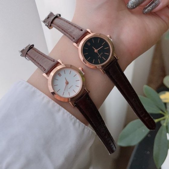 ساعت مچی زنانه بند چرم  صفحه گرد قهوه ایی مینیمال ظریف +باطری اضافی کد 2536