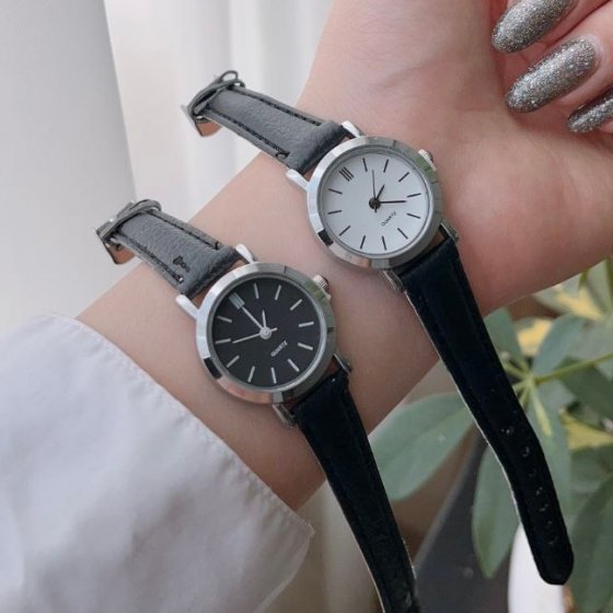 ساعت مچی زنانه بند چرم  صفحه گرد مشکی مینیمال ظریف+باطری اضافی کد 2537