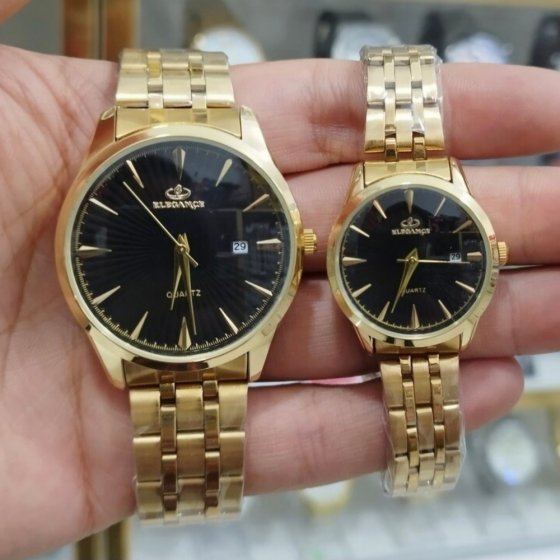 ست ساعت مچی مردانه و زنانه الگانس صفحه مشکی  بند طلایی+باطری اضافی کد 2555
