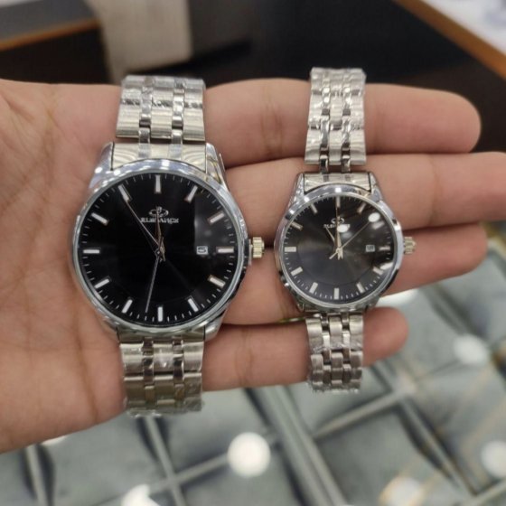 ست ساعت مچی مردانه و زنانه الگانس صفحه مشکی بند نقره ایی+باطری اضافی کد 2569