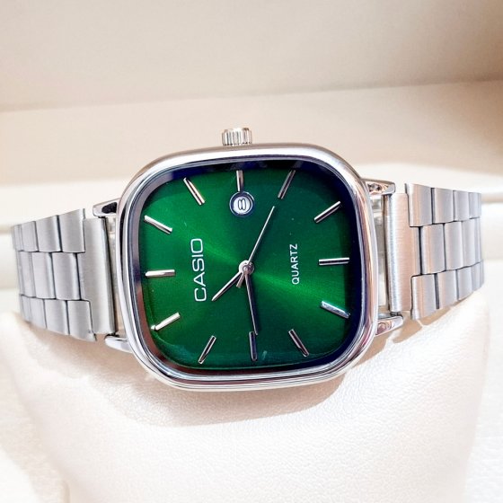 ساعت مچی  مردانه کاسیو صفحه مربعی سبز پررنگ بند نقره ایی استیل شیک و خاص پسند عقربه نقره ایی ضدآب +باطری اضافی کد 2742
