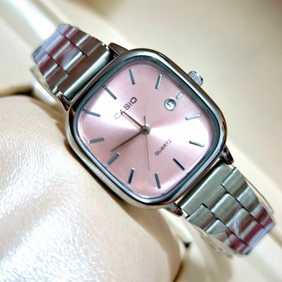 ست ساعت مچی زنانه و مردانه کاسیو صفحه مربعی صورتی بند نقره ایی استیل شیک و خاص پسند عقربه نقره ایی ضدآب+باطری اضافی  کد 2745