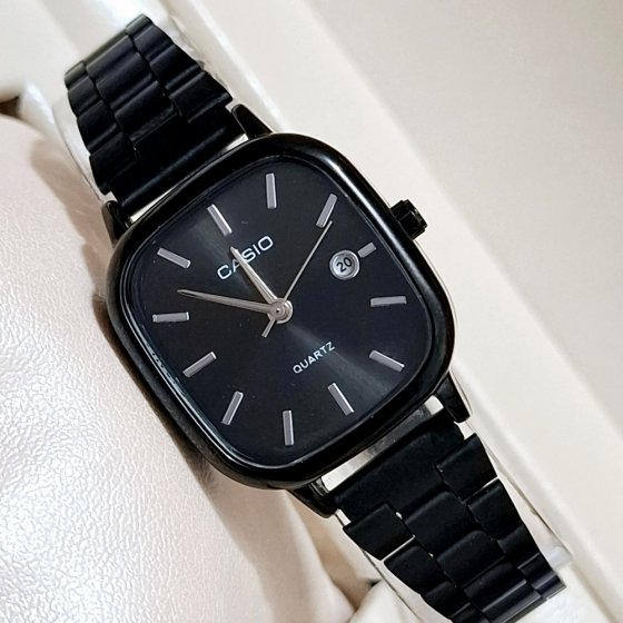 ست ساعت مچی زنانه و مردانه  کاسیو صفحه مربعی مشکی بند مشکی استیل شیک و خاص پسند عقربه نقره ایی ضدآب تمام مشکی+باطری اضافی کد 2749