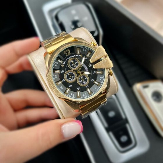 ساعت دیزل حک مردانه بنداستیل طلایی صفحه مشکی  شاخ دار تقویم دار حک برند دیزل +باطری اضافی کد 2754