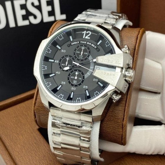 ساعت دیزل حک مردانه بنداستیل نقره ایی  صفحه مشکی شاخ دار تقویم دار حک برند دیزل+باطری اضافی  کد 2758