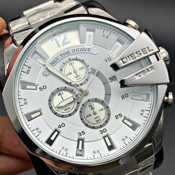 ساعت دیزل حک مردانه بنداستیل نقره ایی  صفحه سفید شاخ دار تقویم دار حک برند دیزل+باطری اضافی کد 2759