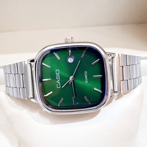 ساعت مچی زنانه  کاسیو صفحه مربعی سبز پررنگ  بند نقره ایی استیل شیک و خاص پسند عقربه نقره ایی ضدآب +باطری اضافی کد2869