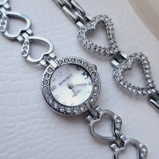 ست ساعت و دستبند نگین دار بند نفره ایی قلبی شیک+باطری اضافی  کد 2874