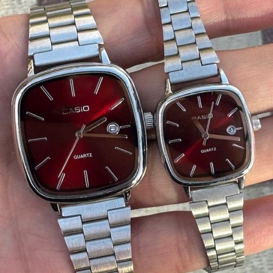 ست ساعت مچی مردانه و زنانه کاسیو صفحه مربعی زرشکی(قرمز) بند نقره ایی استیل شیک و خاص پسند عقربه نقره ایی ضدآب+باطری اضافی کد 2876