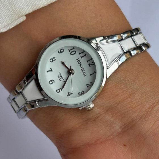 ساعت زنانه هانگری طرح سرامیکی نقره ایی صفحه سفید+باطری اضافی کد 2896