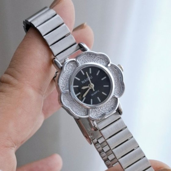 ساعت مچی زنانه طرح گل نایدو با بند ریلی جدید صفحه نمایش گرد مشکی +باطری اضافی کد2899