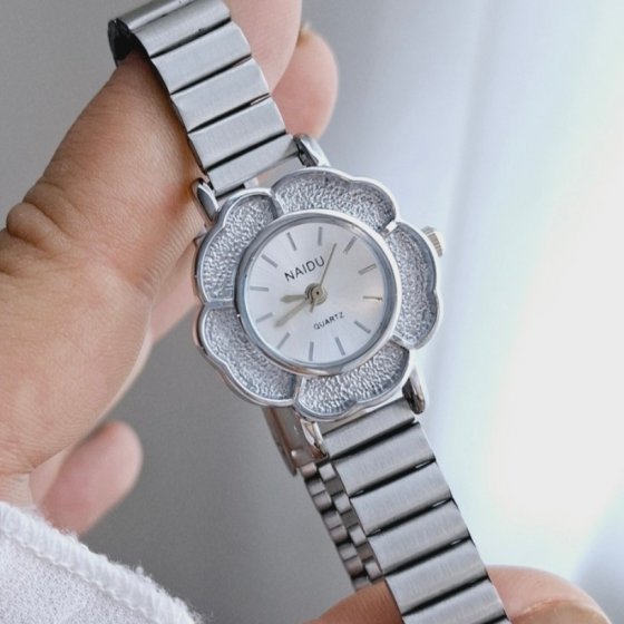 ساعت مچی زنانه طرح گل نایدو با بند ریلی جدید صفحه نمایش گرد سفید+باطری اضافی  کد2900