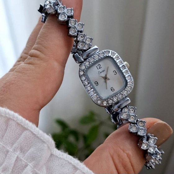 ساعت مچی HONGRUI زنانه و دخترانه رنگ ثابت دستبندی بند استیل نقره ایی نگین کاری شده صفحه مربعی+باطری اضافی کد 2910