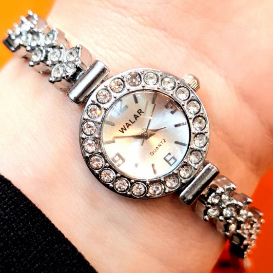 ساعت مچی WALAR والار زنانه و دخترانه رنگ ثابت دستبندی بند استیل نقره ایی نگین کاری شده صفحه گرد+باطری اضافی کد 2911
