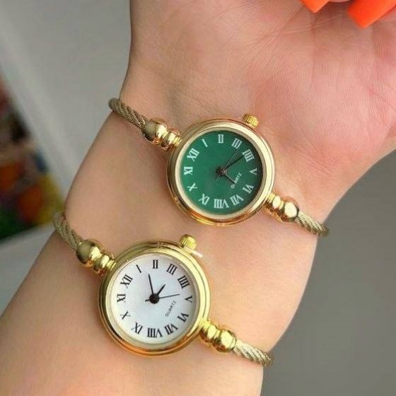 ساعت مچی زنانه صفحه نمایش سبز بند طلایی طرح دستبندی النگویی بنگل+باطری اضافی کد2950