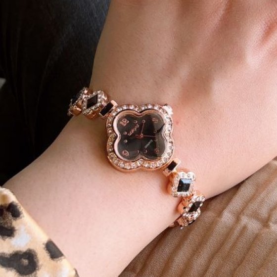 ساعت مچی زنانه ( دخترانه) زنونه ونکلیف دستبندی مشکی -جدید +باطری اضافی کد2993