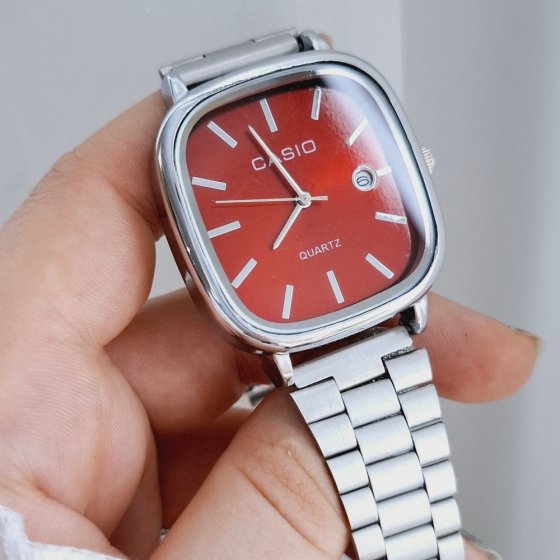 ساعت مچی مردانه کاسیو صفحه مربعی قرمز(آلبالویی)  بند استیل نقره ایی شیک و خاص پسند عقربه نقره ایی ضدآب+باطری اضافی کد 9087