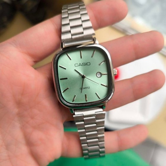 ساعت مچی مردانه کاسیو صفحه مربعی سبز روشن بند نقره ایی استیل شیک و خاص پسند عقربه نقره ایی ضدآب+باطری اضافی کد 9088