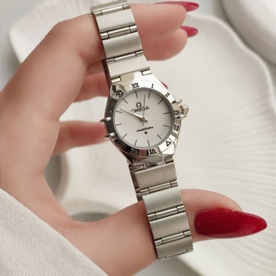 ساعت مچی زنانه امگا صفحه گرد سفید بنده استیل نقره ایی+باطری اضافی کد 9277