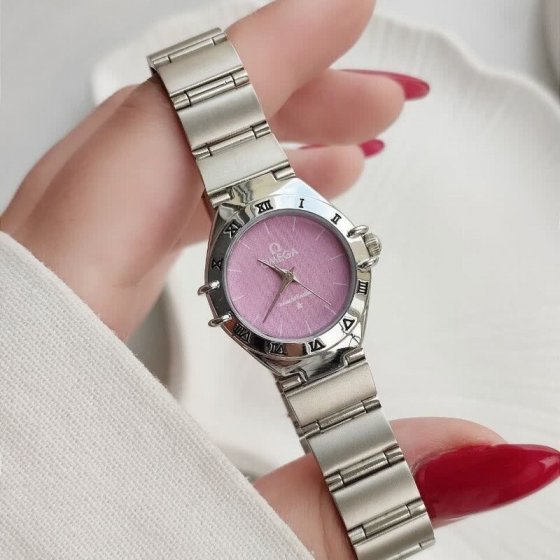 ساعت مچی زنانه امگا صفحه گرد صورتی بنده استیل نقره ایی+باطری اضافی کد 9279