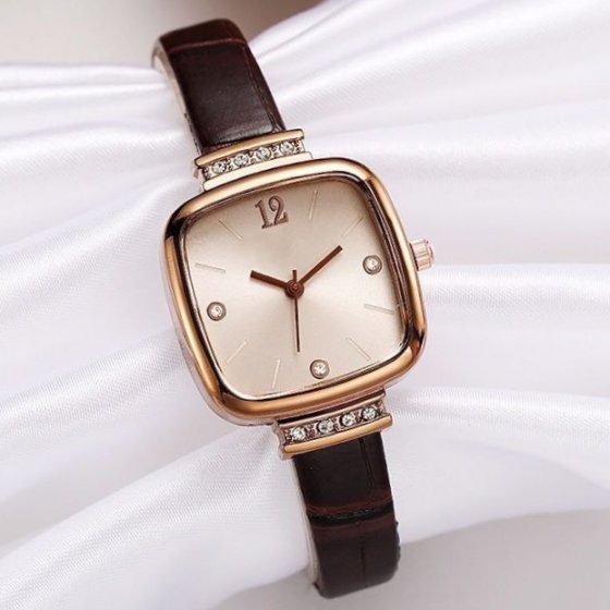 ساعت مچی چرمی زنانه کوکو coco صفحه مربعی+باطری اضافی کد 9420
