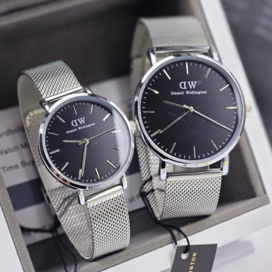 ست ساعت مچی زنانه و مردانه دنیل ولینگتون Dw بند حصیری نقره ایی صفحه نمایش مشکی+باطری اضافی کد9443