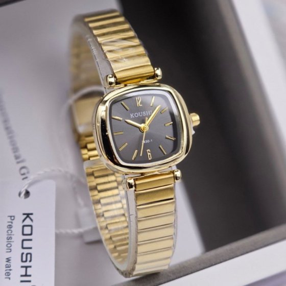 ساعت مچی زنانه و دخترانه کوشی Koushi صفحه مربع مشکی بند کرکره ایی استیل طلایی ضدآب+باطری اضافی کد9445