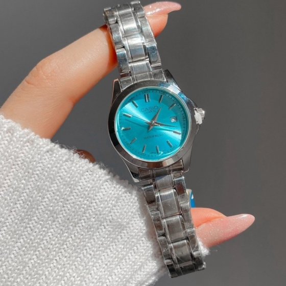 ساعت زنانه عقربه ای کاسیو CASIO صفحه گرد فیروزه ایی بند استیل نقره ایی ضدآب+باطری اضافی کد 9466