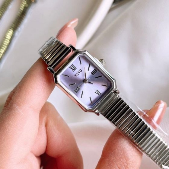 ساعت مچی زنانه  بند استیل نقره ایی قفل ریلی طرح یونانی زنونه ایکس وی Xsvo صفحه نمایش مستطیلی بنفش+باطری اضافی کد9494