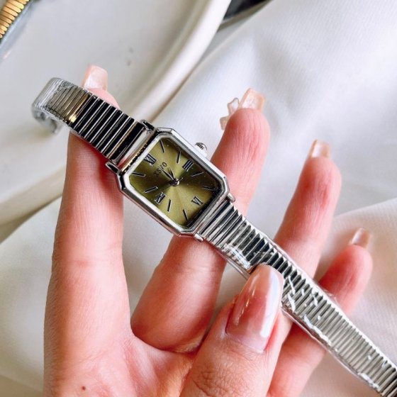 ساعت مچی زنانه بند استیل نقره ایی قفل ریلی طرح یونانی زنونه ایکس وی Xsvo صفحه نمایش مستطیلی سبز روشن+باطری اضافی کد9498