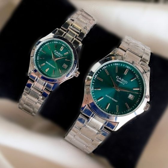 ساعت ست و تکی زنانه و مردانه عقربه ای کاسیو CASIO صفحه گرد سبز  بند استیل نقره ایی - تک+باطری اضافی کد 9505