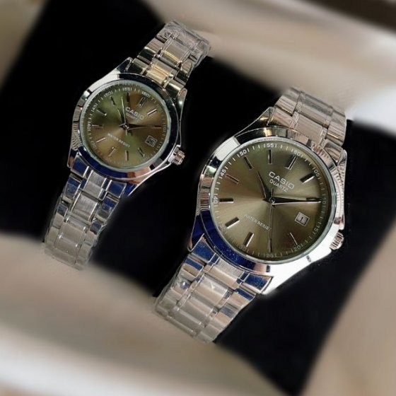 ساعت ست و تکی زنانه و مردانه عقربه ای کاسیو CASIO صفحه گرد سبز زیتونی بند استیل نقره ایی - تک+باطری اضافی کد 9508