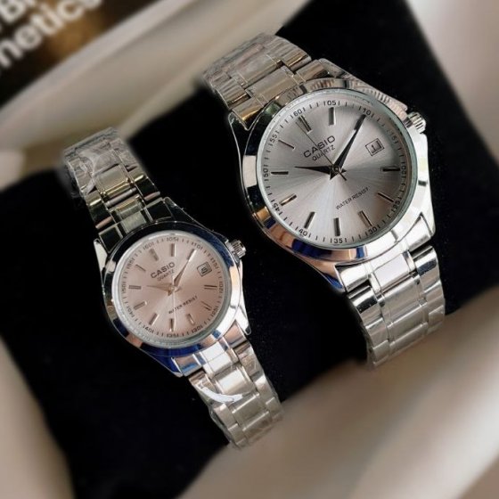 ساعت ست و تکی زنانه و مردانه عقربه ای کاسیو CASIO صفحه گرد سفید بند استیل نقره ایی - تک+باطری اضافی کد 9510