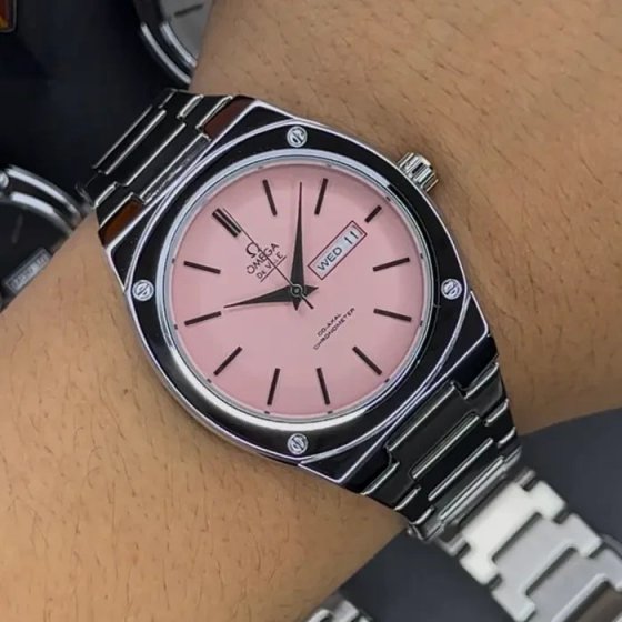 ساعت مچی مردانه امگا OMEGA طرح کلاسیک دو تقویم بند استیل نقره ایی صفحه نمایش صورتی+باطری اضافی  کد 9532