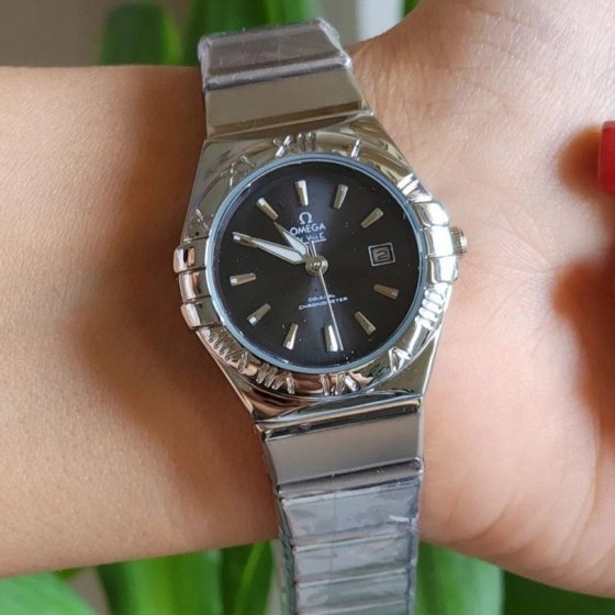 ساعت مچی زنانه‌ امگا omega بند استیل نقره ایی صفحه نمایش مشکی شیک و جدید+باطری اضافی کد9535