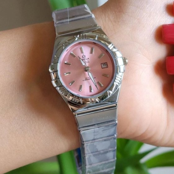 ساعت مچی زنانه‌ امگا omega بند استیل نقره ایی صفحه نمایش ابی شیک و جدید+باطری اضافی کد 9537