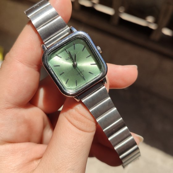 ساعت مچی زنانه نایدو naidu بند استیل ساعت زیبای دخترونه کرکره ایی نقره ای صفحه مربع نقره ای صفحه سبز کد 22960