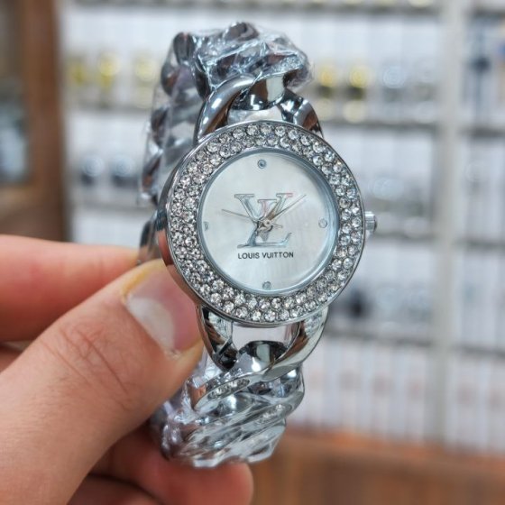 ساعت مچی زنانه برند لویی ویتون بند استیل نقره ایی کارتیر(زنجیری) نگین دارمجلسی سفید+باطری اضافی کد9771