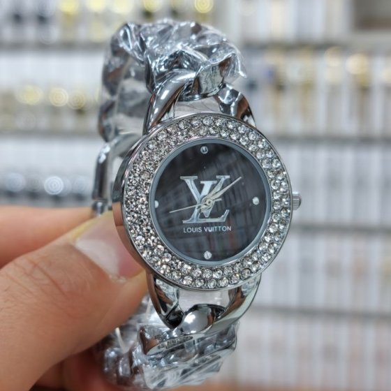 ساعت مچی زنانه برند لویی ویتون بند استیل نقره ایی کارتیر(زنجیری) نگین دارمجلسی مشکی+باطری اضافی کد9772