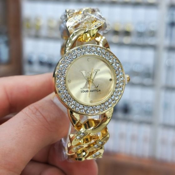 ساعت مچی زنانه برند لویی ویتون بند استیل طلایی کارتیر(زنجیری) نگین دارمجلسی طلایی+باطری اضافی کد9774