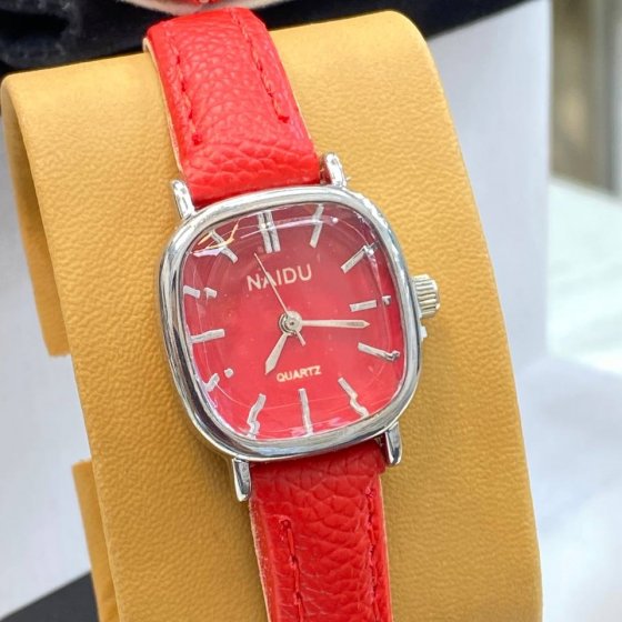 ساعت مچی زنانه و دخترانه نایدو NAIDU شیشه تراش خورده بند چرمی مینیمال قرمز+باطری اضافی کد 9781