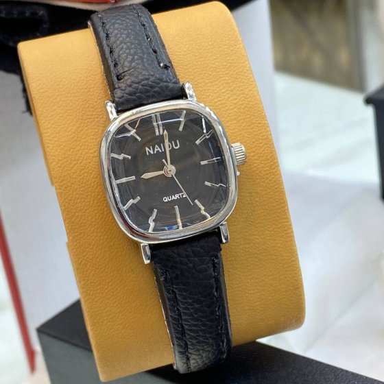 ساعت مچی زنانه و دخترانه نایدو NAIDU شیشه تراش خورده بند چرمی مینیمال مشکی +باطری اضافی کد 9782