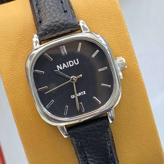 ساعت مچی زنانه و دخترانه نایدو NAIDU مربی بند چرمی مینیمال مشکی +باطری اضافی کد 9788
